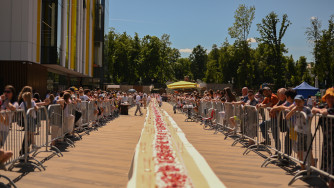 Великие Луки бьют рекорды: в &laquo;Луки Парке&raquo; приготовили 106-метровый десерт &laquo;Павловой&raquo;